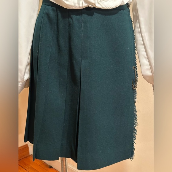Talbots Green wrap Skirt W Fringe & Big Safety Pin On Side. Pleated Back Sz 10P. - Picture 2 of 9
